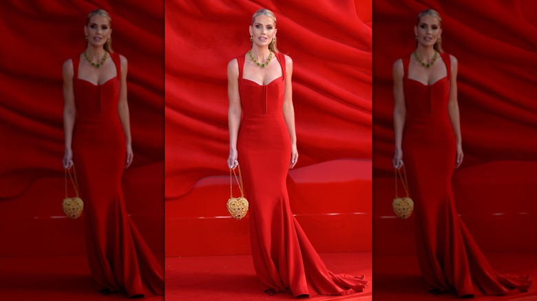 Lady Kitty Spencer portant du rouge au 