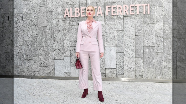 Lady Kitty Spencer portant un costume rose en septembre 2019