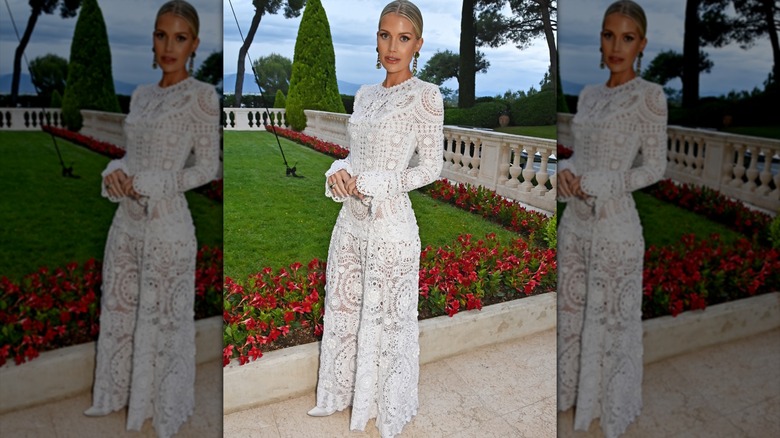 Lady Kitty Spencer vêtue de blanc au gala de l'amfAR en mai 2022