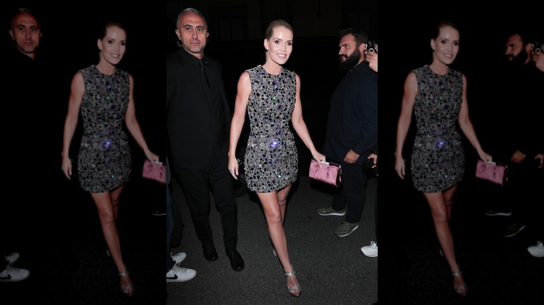 Lady Kitty Spencer portant une mini ornée de bijoux à Milan