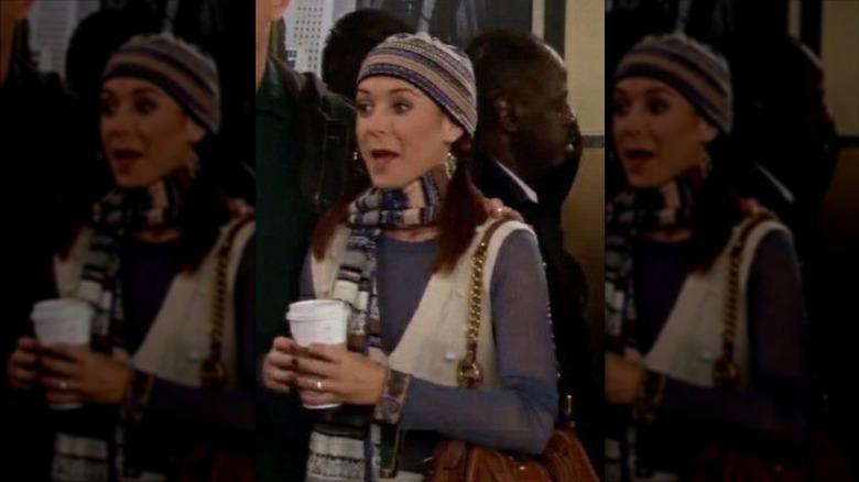 Lily Aldrin portant un chapeau et une écharpe rayés assortis