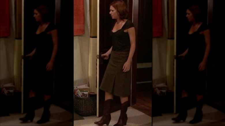Lily Aldrin portant une longue jupe marron et des bottes de cowboy