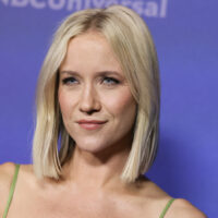 L'ambiance entière de Jessy Schram change avec les cheveux bruns