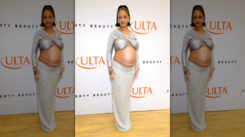 Rihanna posant dans une tenue argentée en mars 2022