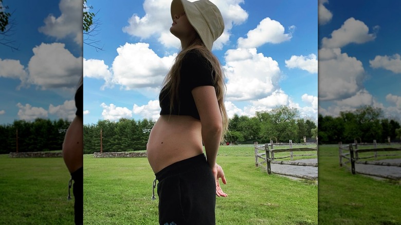 Gigi Hadid porte un crop top montrant son baby bump