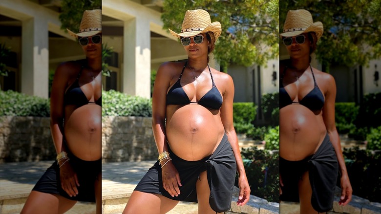 Ciara posant dans un bikini qui montre son baby bump
