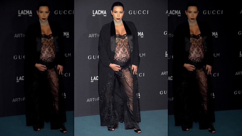 Kim Kardashian dans une combinaison transparente qui montre son ventre