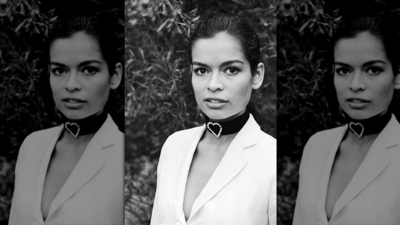 Bianca Jagger portant un blazer blanc et un tour de cou noir