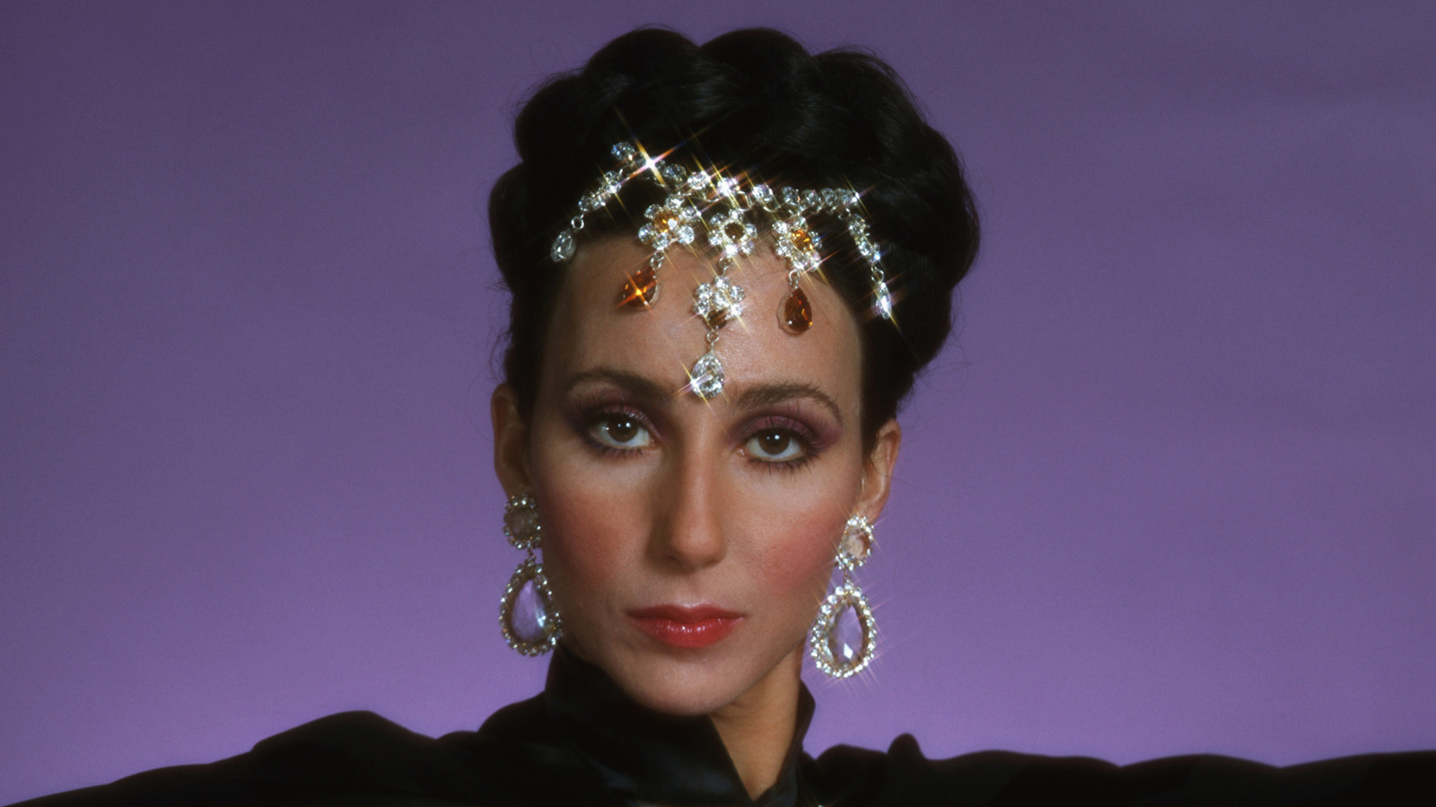 Tendances en matière de bijoux façonnées par les célébrités des années 70