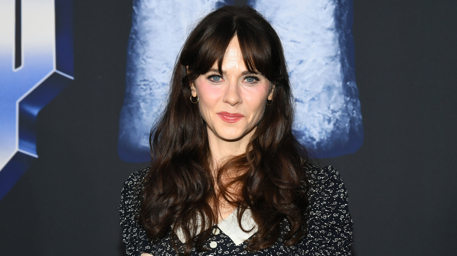 Comment la frange est devenue le style normal de Zooey Deschanel : "Tout a commencé à l'âge de 2 ans"