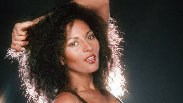 Pam Grier posant à Los Angeles en 1985