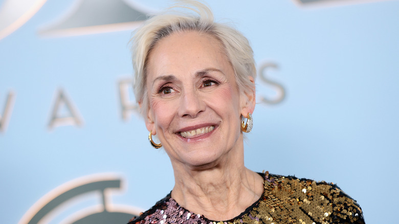 Laurie Metcalf souriant sur le tapis rouge, vêtue d'une robe à paillettes et d'une coupe lutin grise.