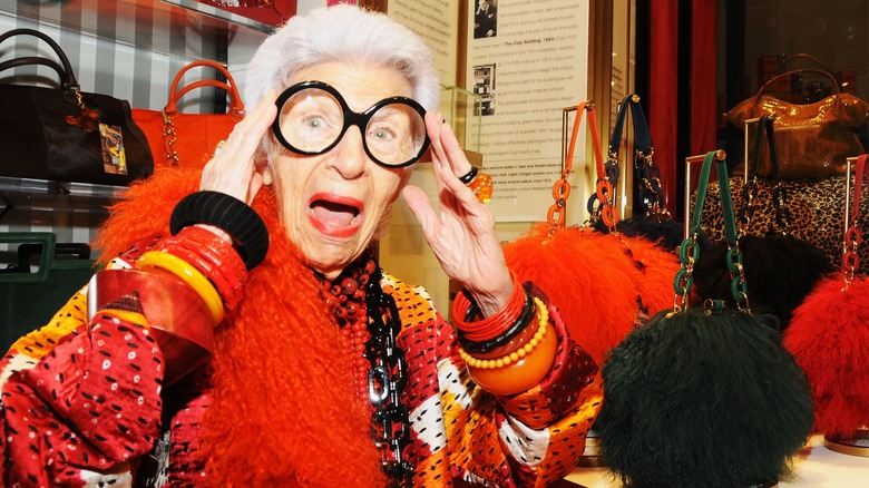 Iris Apfel au début de sa ligne de sacs à main en 2018.