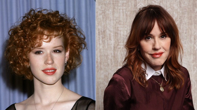 Molly Ringwald aux cheveux roux courts et bouclés en 1986 à gauche et aux cheveux longs et une frange en rideau portant un pull rouge en 2026 à droite.
