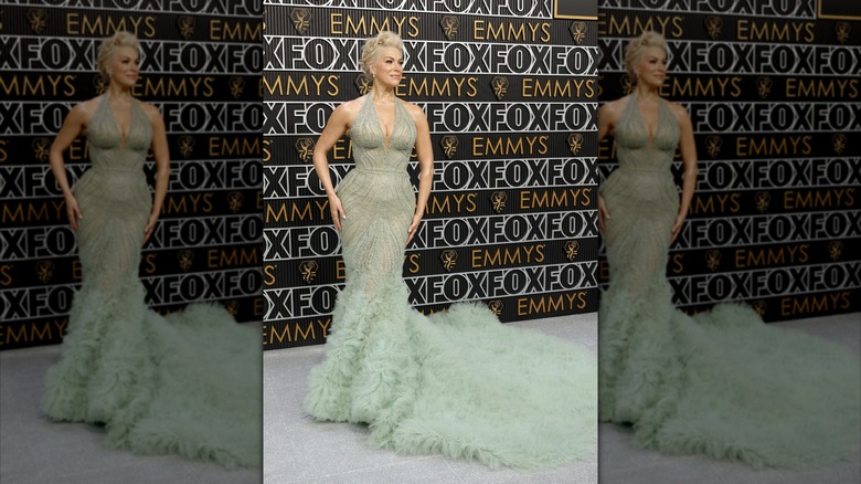 Hannah Waddingham aux Emmy Awards 2024 portant une robe vert pâle avec une longue traîne à volants.