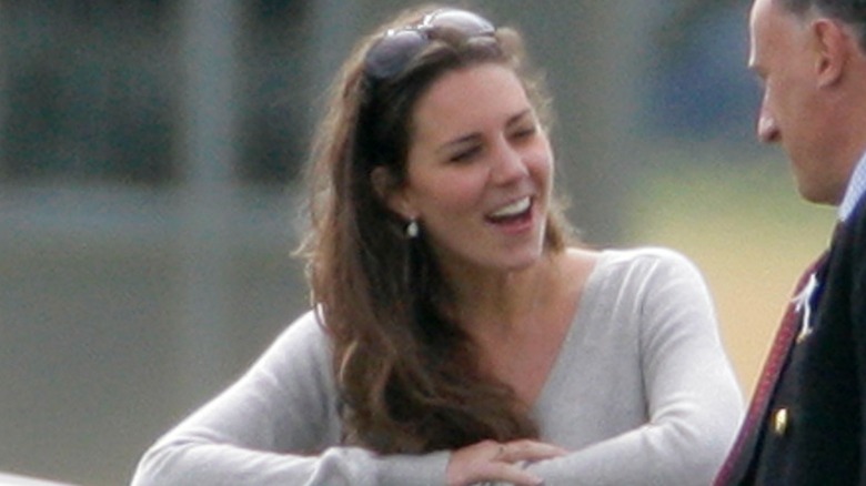 Kate Middleton parle à quelqu'un lors d'un match de polo