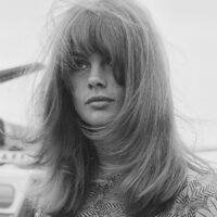 La coupe de cheveux volumineuse en couches du mannequin des années 60 Jean Shrimpton est toujours aussi chic aujourd'hui