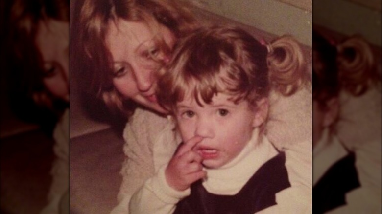 Photo de Julie Gonzalo et de sa mère durant son enfance (vers les années 1980-1990)