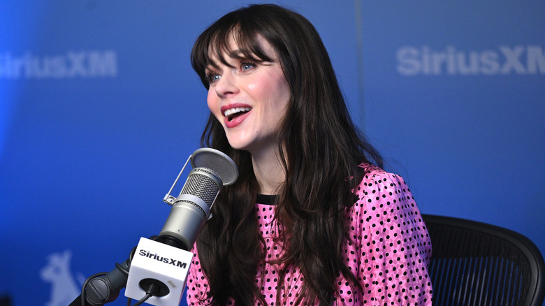 Zooey Deschanel visite le Morning Mash Up aux studios SiriusXM le 10 décembre 2025 à New York