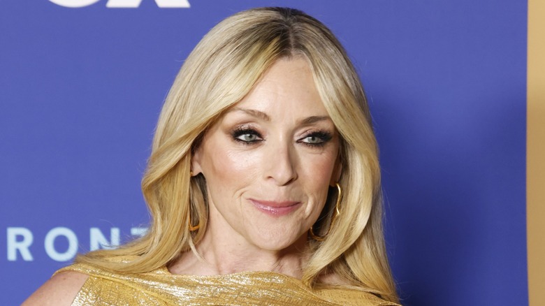 Jane Krakowski pose vêtue d'une robe dorée