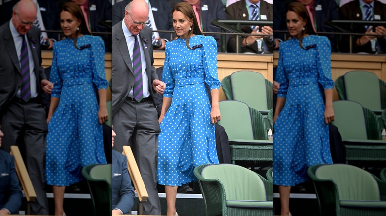 Kate Middleton portant une robe à pois bleu et blanc à Wimbledon en 2022.