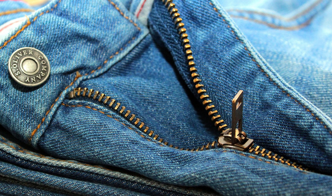 Le jean straight homme, la coupe droite qui va à tout le monde