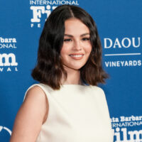 7 superbes clichés des cheveux naturels bouclés de Selena Gomez