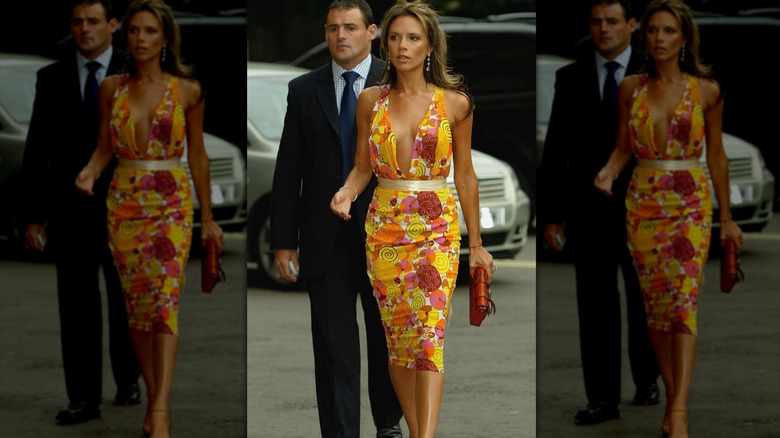Victoria Beckham dans une robe lumineuse à motif floral