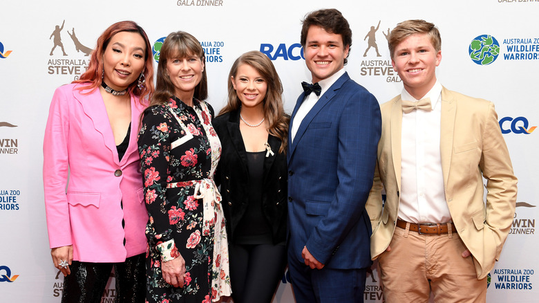 Bindi Irwin posant avec sa famille dans un ensemble noir et bleu marine au gala Steve Irwin 2019