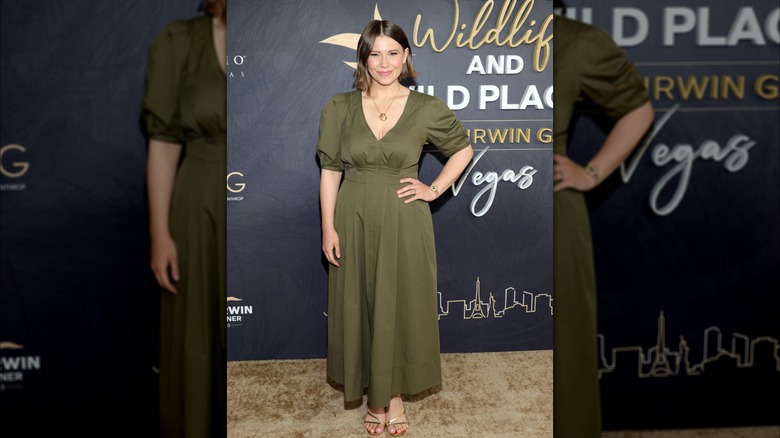Bindi Irwin dans une robe ajustée et évasée à col en V vert olive longue au sol au gala Steve Irwin 2024.