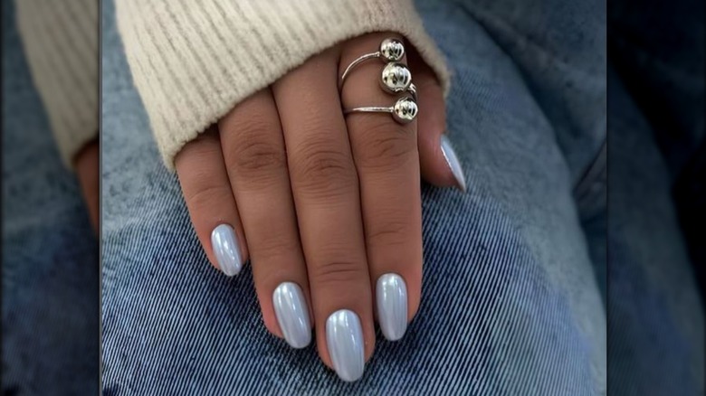 Femme aux ongles bleu glacé