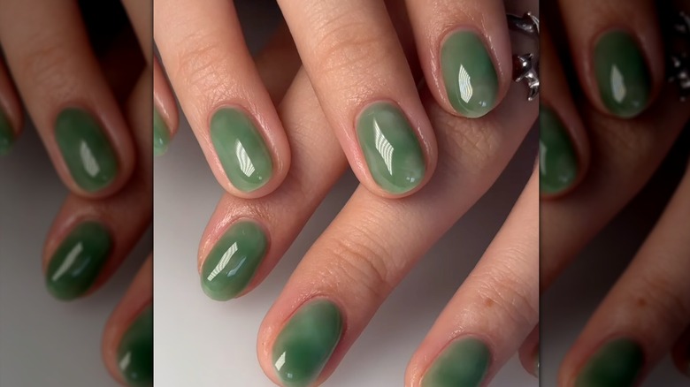 Femme avec manucure vert jade