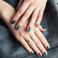 Couleurs d'ongles de transition qui comblent le fossé entre l'été et l'automne pour les manucures d'août