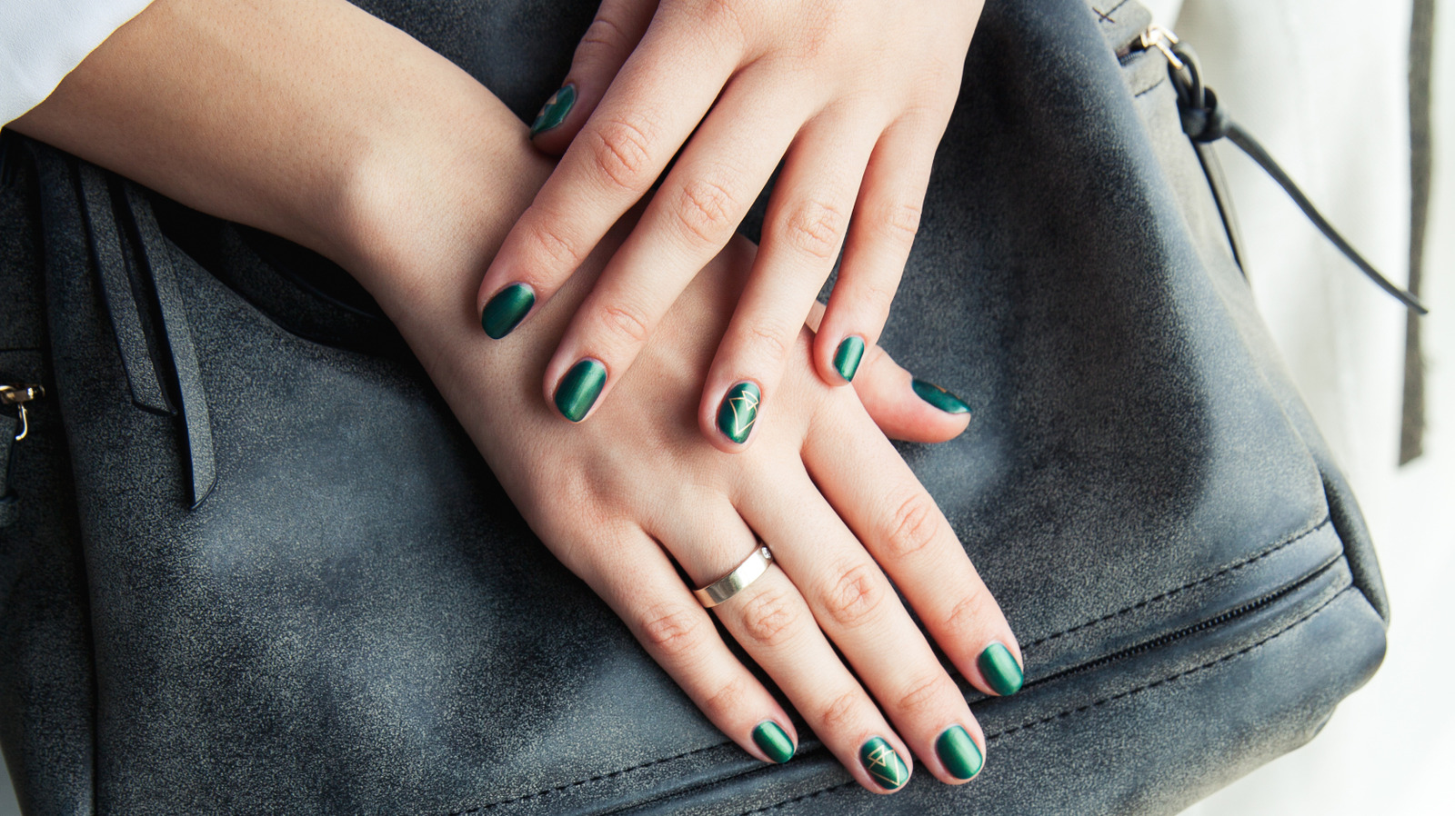 Couleurs d'ongles de transition qui comblent le fossé entre l'été et l'automne pour les manucures d'août