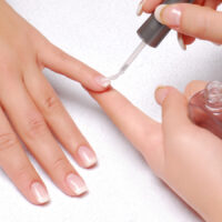 La tendance des ongles parfaite pour les femmes plus âgées qui veulent fusionner simple et élégant