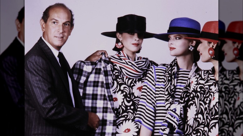 Oscar de la Renta pose avec ses modèles en 1984.