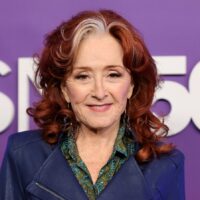 Bonnie Raitt n'a pas peur de ses mèches de cheveux gris – elle le montre