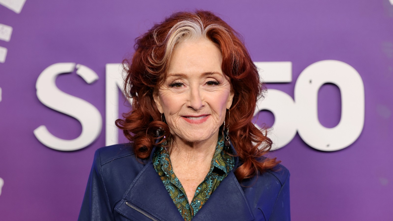Bonnie Raitt n'a pas peur de ses mèches de cheveux gris – elle le montre