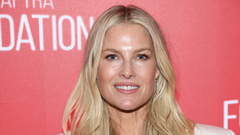 Ali Larter aux cheveux ondulés souriant lors d'un événement.