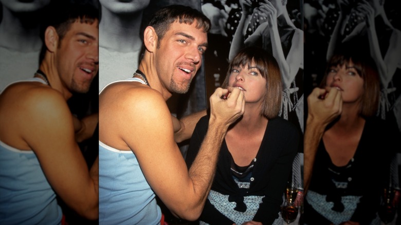 Kevyn Aucoin maquille le mannequin Linda Evangelista