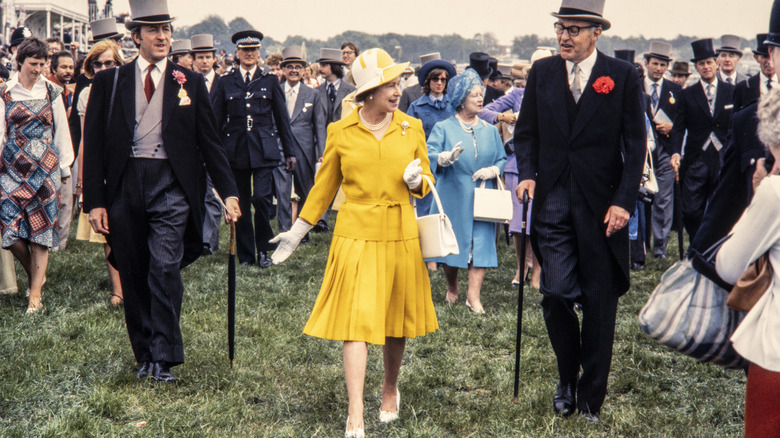 La reine Elizabeth marchant dans un tailleur jupe jaune