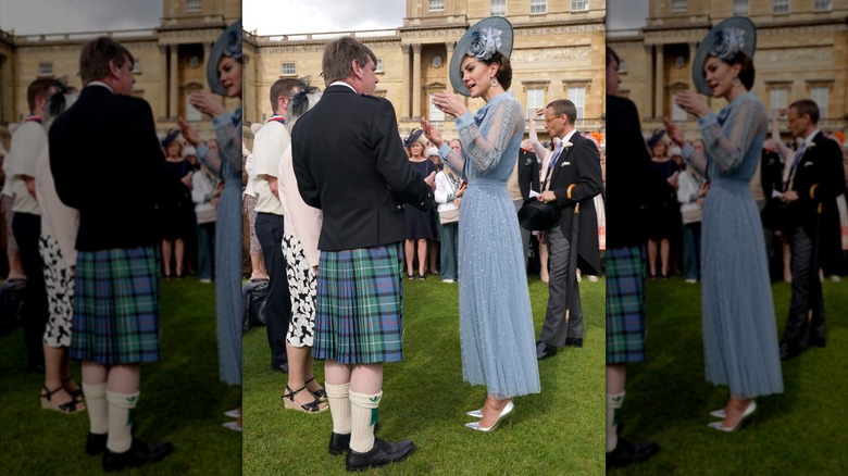Kate Middleton en robe bleue et talons lors d'une garden-party au palais de Buckingham