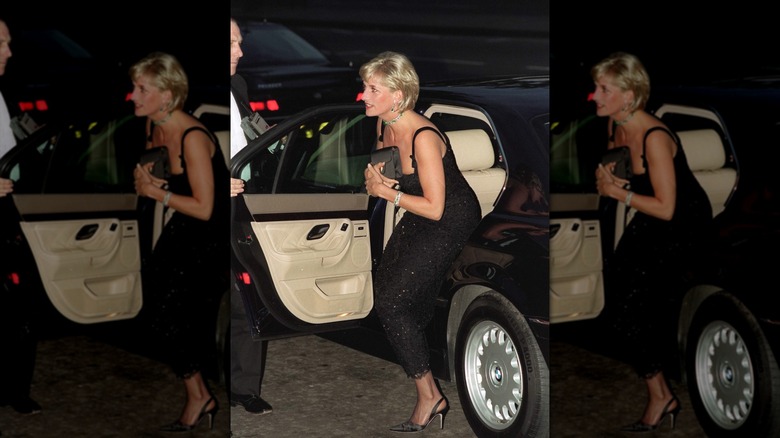 La princesse Diana sort d'une voiture avec une pochette noire serrée contre sa poitrine
