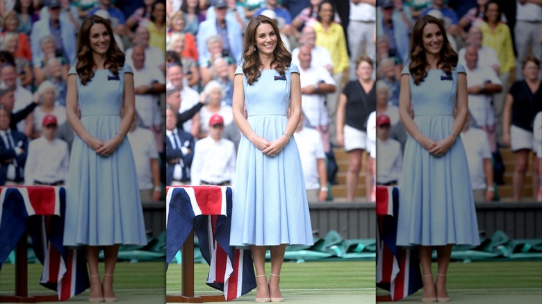 Kate Middleton posant dans une robe bleu clair à mancherons aux championnats de tennis de Wimbledon en juillet 2019.