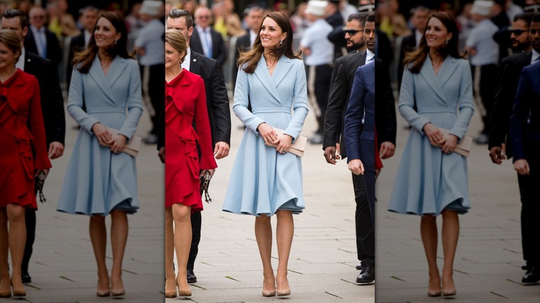 Kate Middleton portant une robe-manteau bleu poudré lors d'un événement en 2017.