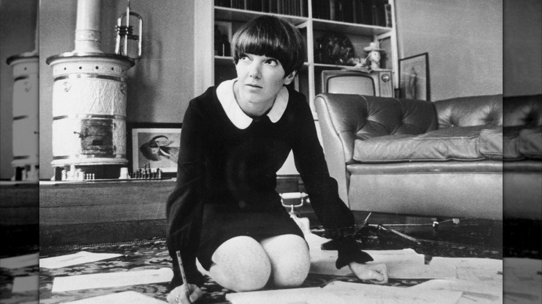 Mary Quant pose pour un portrait en 1965.