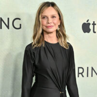 Les femmes de plus de 40 ans devraient prendre note de Calista Flockhart pour des coupes de cheveux mi-longues parfaites