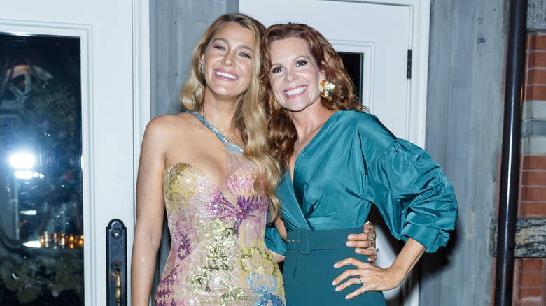 Blake Lively et Robyn Lively posant ensemble en 2025.