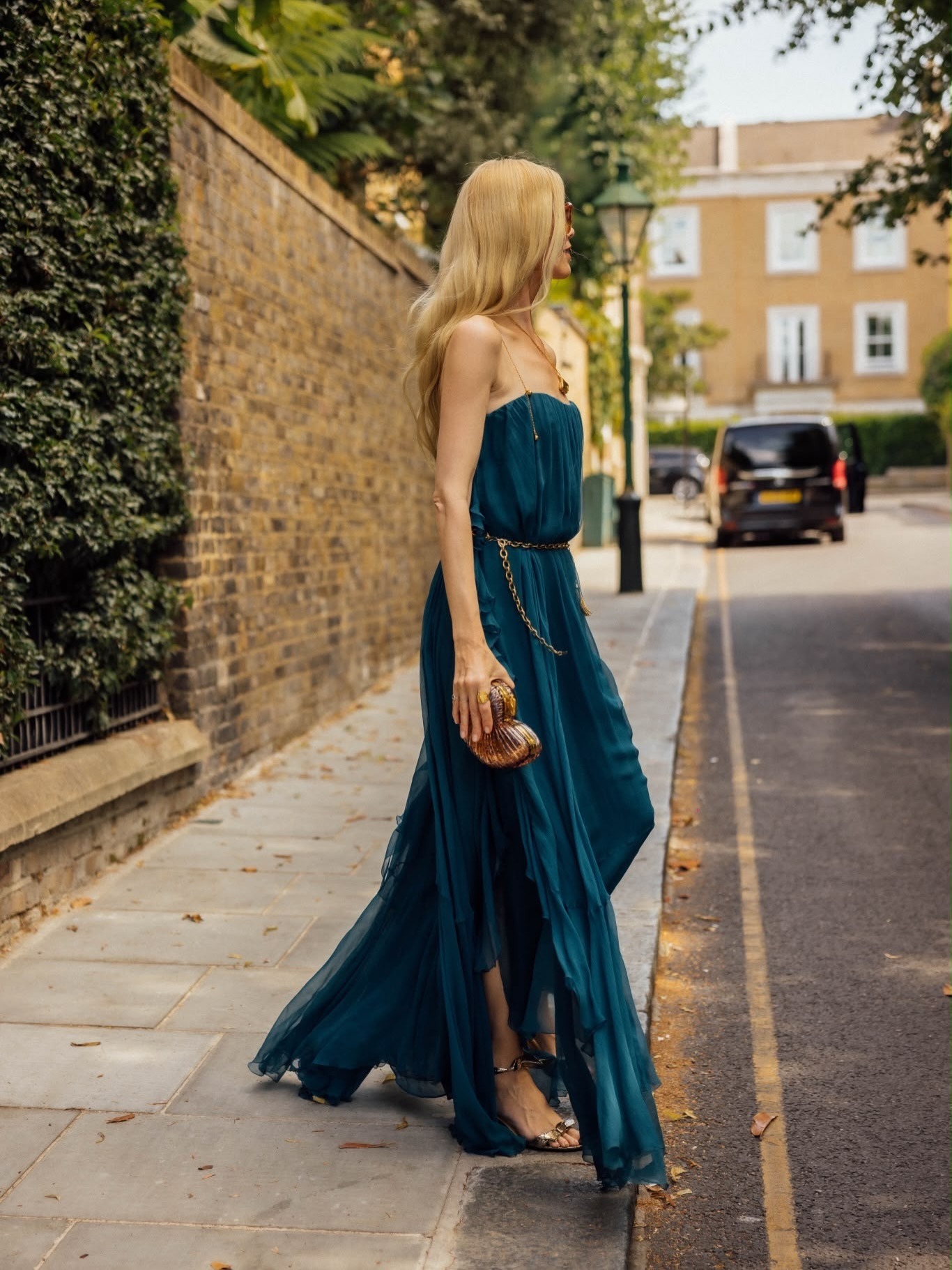 Claudia Schiffer dans une robe Chloé verte et des sandales métallisées en route pour un mariage à Londres.