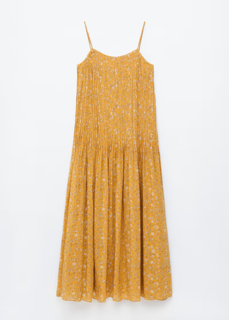 Robe longue avec plis sur la hanche.
